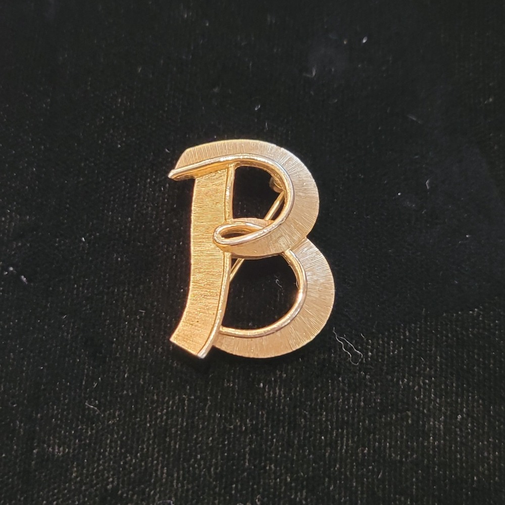 Vintage Crown TRIFARI Signed Initial Letter "B" 1" Brooch Pin‎ Monogram Script